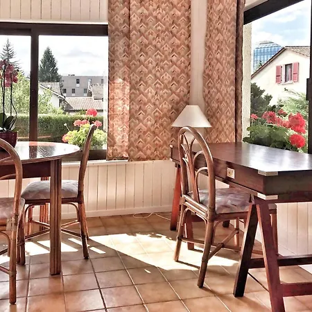 Lindo Lugar - Just A 7 Minute Walk From The Airport